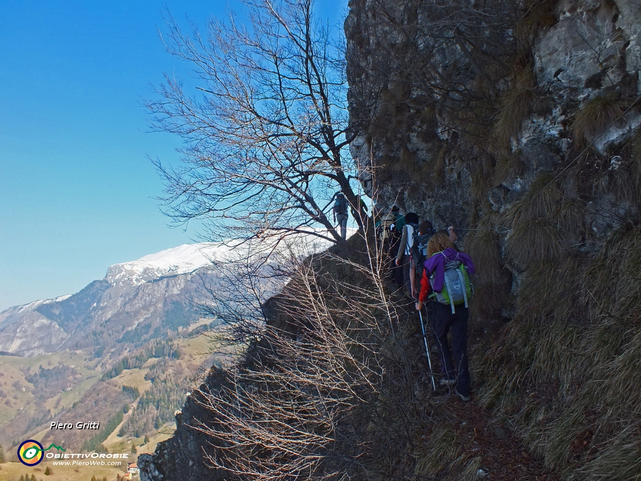 35 cengia ascendente a sinistra, attrezzata con un cavo di acciaio .JPG